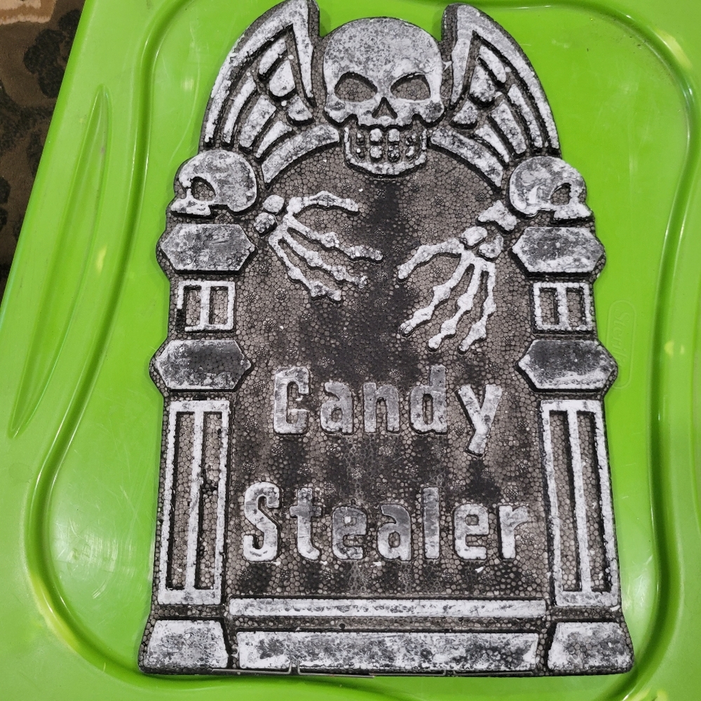 hallween sign candy stealer sign